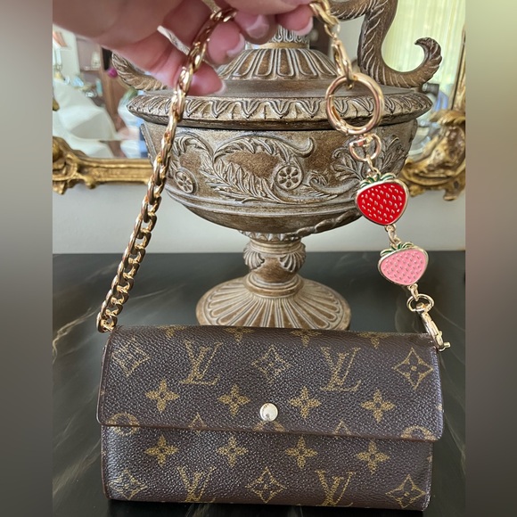Louis Vuitton Monogram Sarah Wallet w/chain - Picture 3 of 16